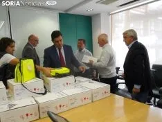 Imagen de la entrega de los desfibriladores a los alcaldes./SN