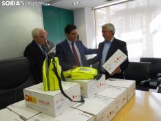 Imagen de la entrega de los desfibriladores a los alcaldes./SN