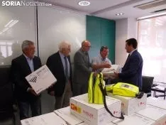 Imagen de la entrega de los desfibriladores a los alcaldes./SN