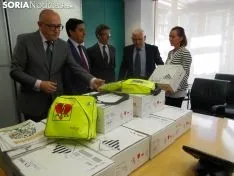 Imagen de la entrega de los desfibriladores a los alcaldes./SN