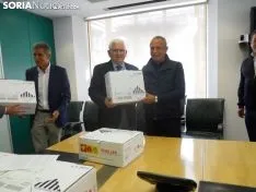 Imagen de la entrega de los desfibriladores a los alcaldes./SN