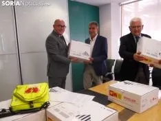 Imagen de la entrega de los desfibriladores a los alcaldes./SN