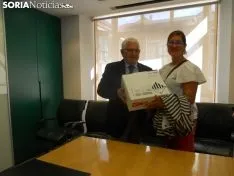 Imagen de la entrega de los desfibriladores a los alcaldes./SN