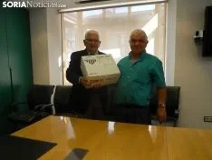 Imagen de la entrega de los desfibriladores a los alcaldes./SN