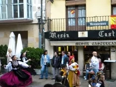 Foto 44 - El XXII festival de m&uacute;sica y danza tradicional llena la Plaza Mayor