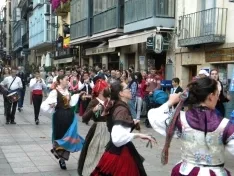 Foto 41 - El XXII festival de m&uacute;sica y danza tradicional llena la Plaza Mayor