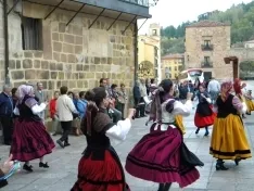 Foto 40 - El XXII festival de m&uacute;sica y danza tradicional llena la Plaza Mayor