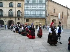 Foto 36 - El XXII festival de m&uacute;sica y danza tradicional llena la Plaza Mayor