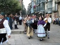 Foto 32 - El XXII festival de m&uacute;sica y danza tradicional llena la Plaza Mayor
