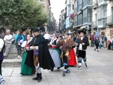 Foto 30 - El XXII festival de m&uacute;sica y danza tradicional llena la Plaza Mayor
