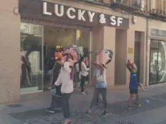 Foto 4 - El Casco Viejo inicia sus fiestas con un desfile de cabezudos