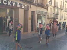 Foto 3 - El Casco Viejo inicia sus fiestas con un desfile de cabezudos