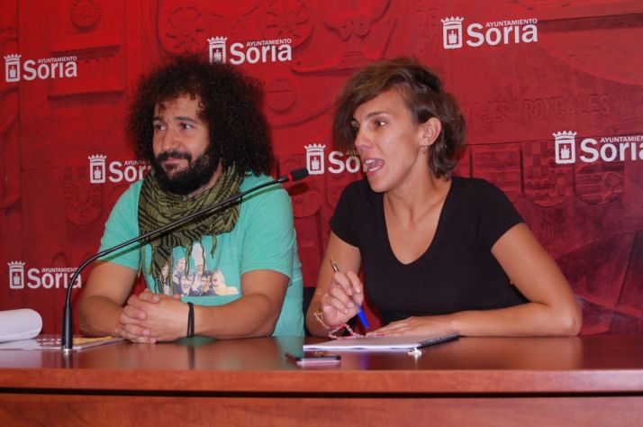 Inés Andrés y Nano López presentan el concurso de relatos de terror.