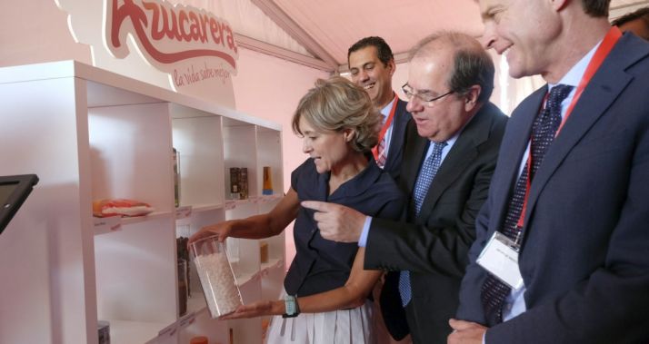 Herrera e Isabel García Tejerina en la factoría este miércoles./Jta.