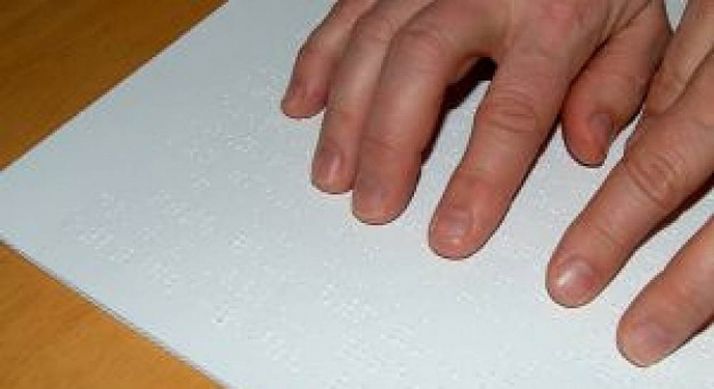 Lectura de un texto en braille.