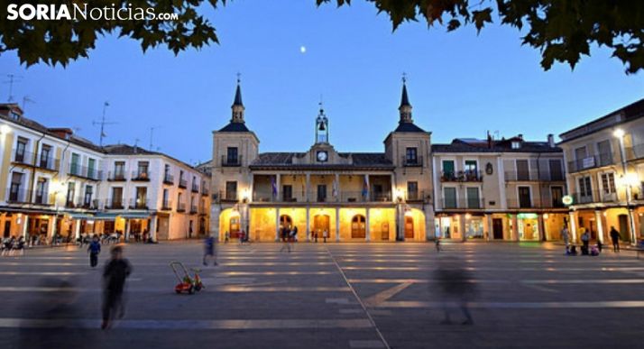 Iluminación nocturna en la plaza Mayor burgense./SN