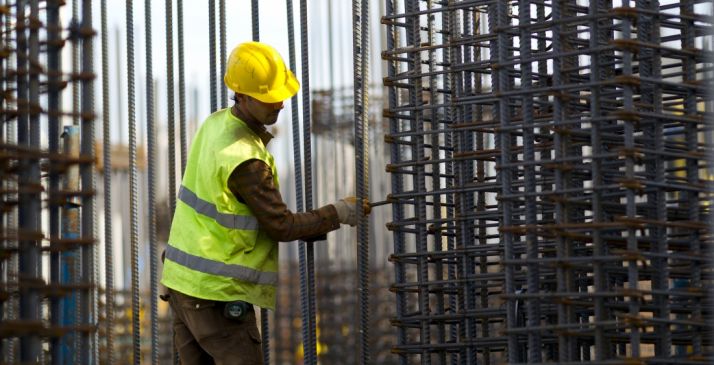 Un empleado de la construcción en su puesto de trabajo.