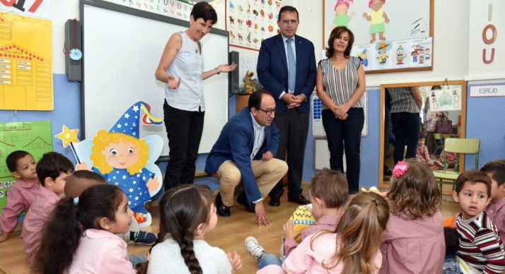 El delegado territorial (sentado ctro.) con el director provincial de Educación este jueves en Las Pedrizas. /Jta.
