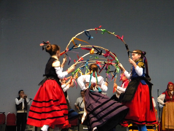 El XXII festival de m&uacute;sica y danza tradicional llena la Plaza Mayor