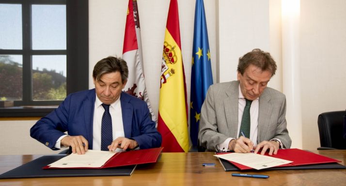 De Santiago-Juárez (dcha.) y Blanco en la firma del acuerdo./Jta. 