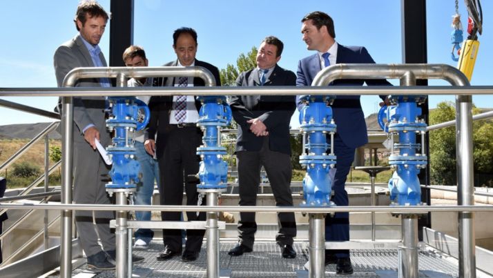 El consejero, (dcha.) con el alcalde y el delegado de la Junta