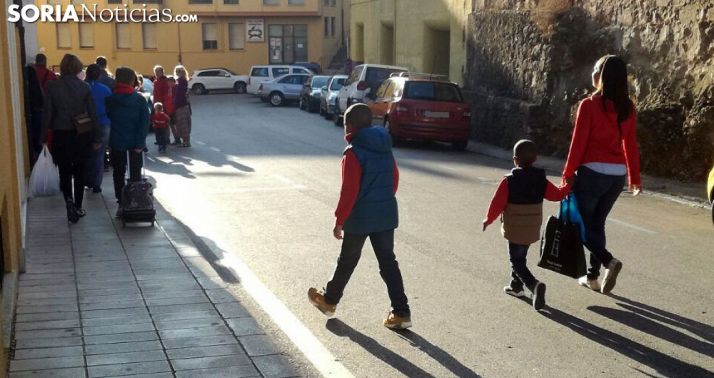 Miembros de una familia este primer día de curso escolar./SN