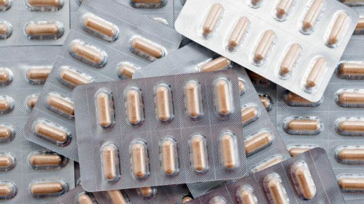 Diversas píldoras de fármacos.