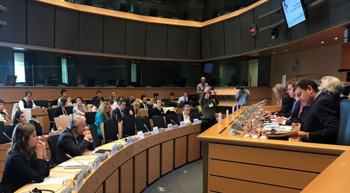 El consejero (dcha.) en su intervención en la sede parlamentaria europea.