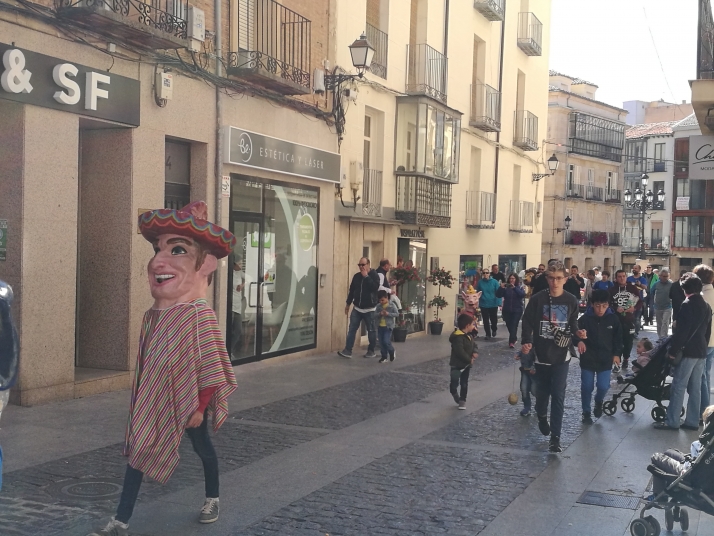 El Casco Viejo inicia sus fiestas con un desfile de cabezudos