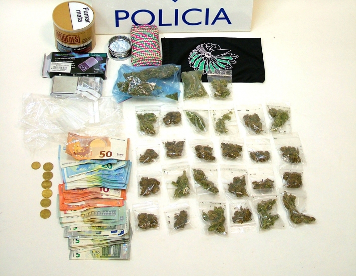 Marihuana, dinero y utensilios incautados./CNP