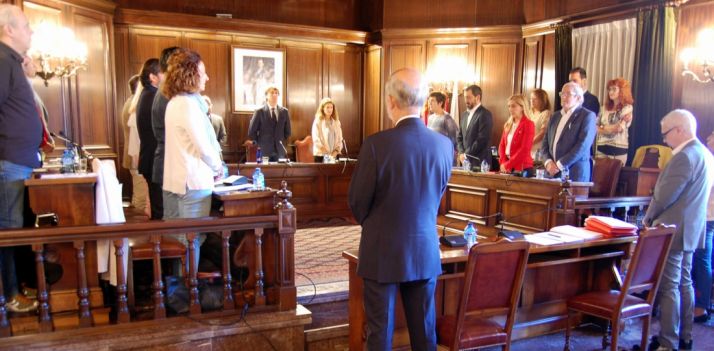 La Corporación guardaba un minuto de silencio en memoria de Eloísa Álvarez. 