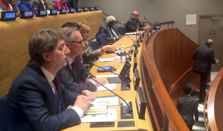 El regidor soriano (izda.) en la ONU. /FEMP