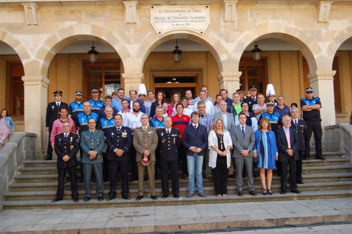 Responsables políticos y de la Policía Local junto a los galardonados.
