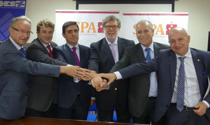 Firmantes del acuerdo este lunes.