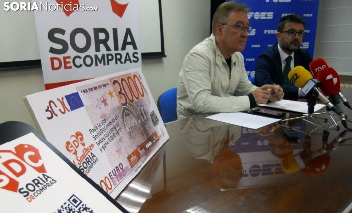 Gil (izda.) y Munilla en la presentación del 'Sueldazo'./SN