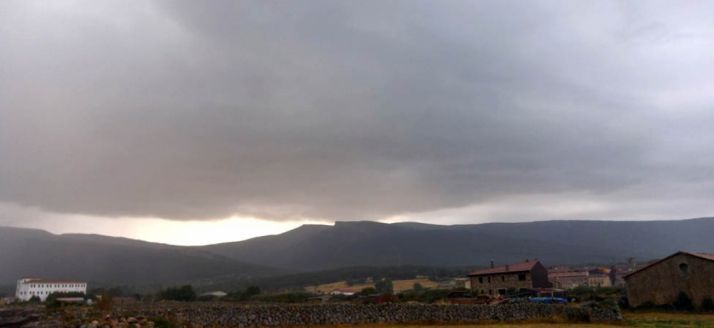 Una tormenta en Duruelo con Urbión al fondo./AS
