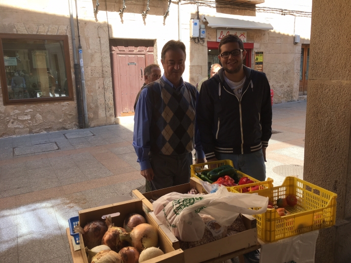 Hortalizas a la usanza tradicional en los soportales de la calle Mayor de El Burgo