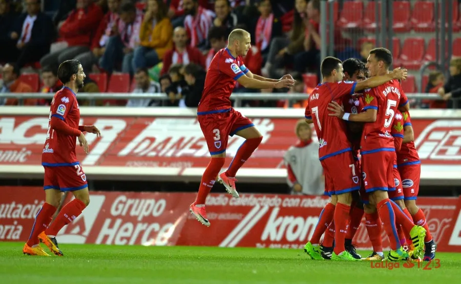 Foto 2 - El Numancia se permite so&ntilde;ar: gana con solvencia al Sporting y duerme l&iacute;der 