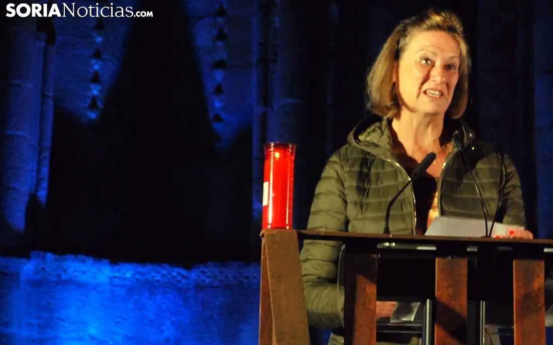 Lucía Santamaría da lectura al texto ganador en el apartado infantil./SN