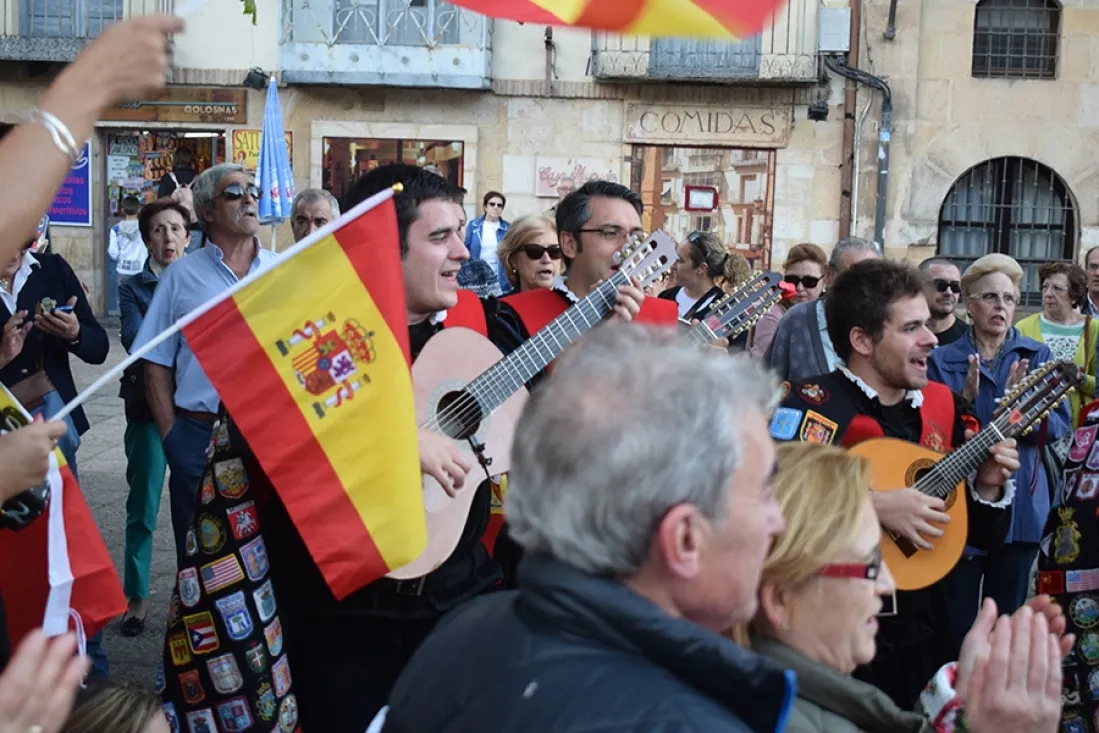 Foto 11 - M&aacute;s de un centenar de personas apoyan a las fuerzas de seguridad del Estado en la plaza Mayor