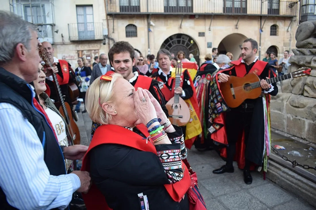 Foto 10 - M&aacute;s de un centenar de personas apoyan a las fuerzas de seguridad del Estado en la plaza Mayor
