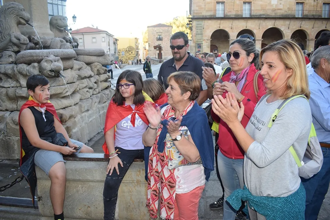 Foto 9 - M&aacute;s de un centenar de personas apoyan a las fuerzas de seguridad del Estado en la plaza Mayor
