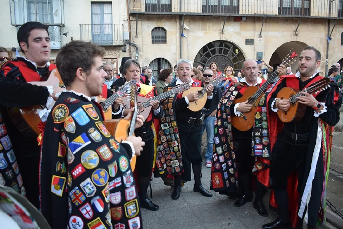 Foto 8 - M&aacute;s de un centenar de personas apoyan a las fuerzas de seguridad del Estado en la plaza Mayor