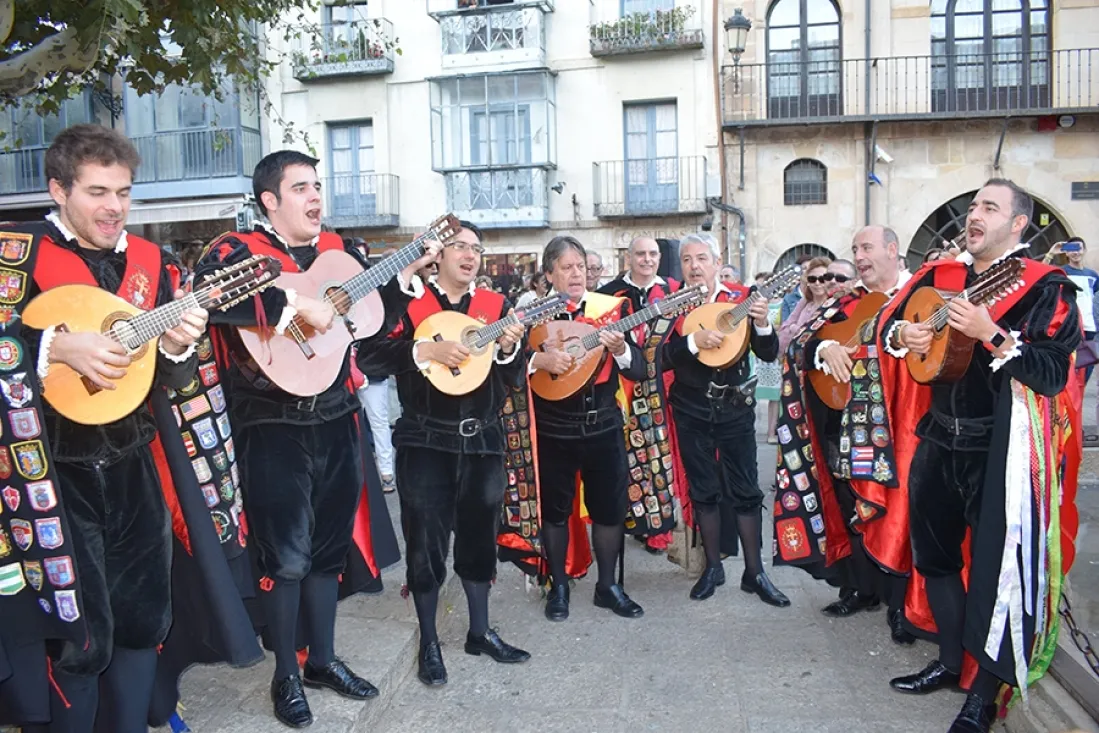 Foto 7 - M&aacute;s de un centenar de personas apoyan a las fuerzas de seguridad del Estado en la plaza Mayor