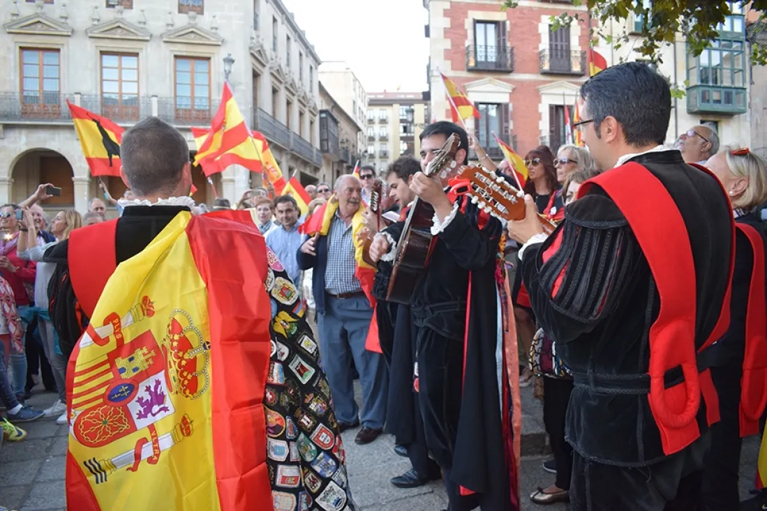 Foto 2 - M&aacute;s de un centenar de personas apoyan a las fuerzas de seguridad del Estado en la plaza Mayor