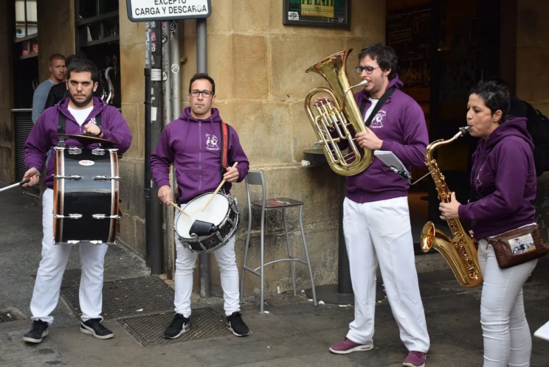 Foto 2 - Las calles sorianas se llenan de m&uacute;sica de charangas