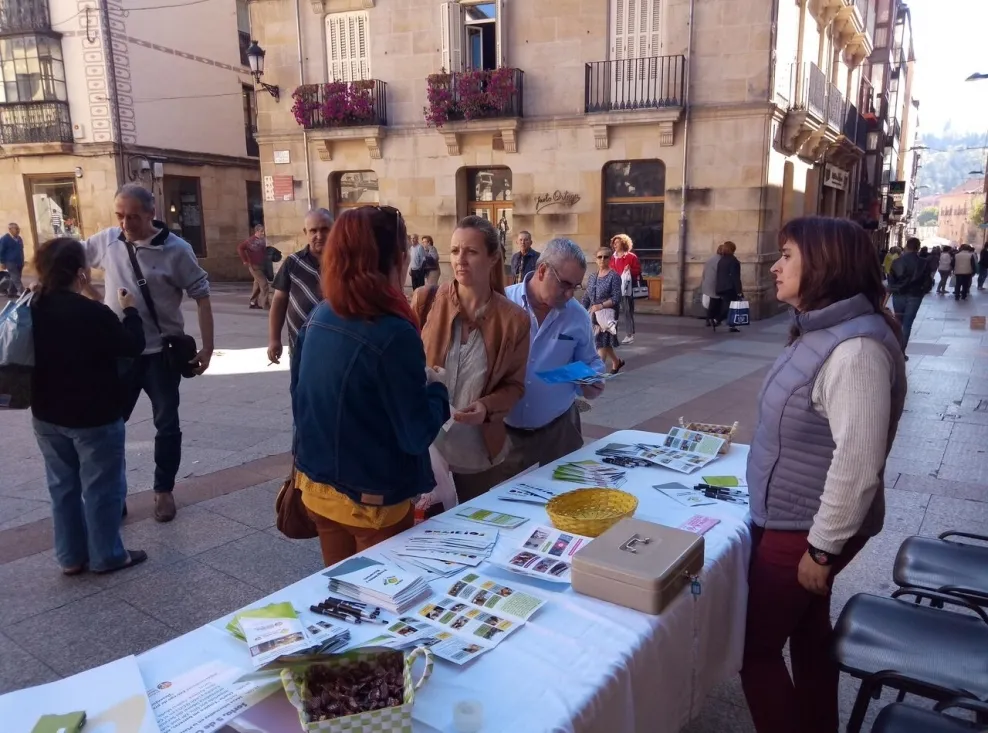 Mesa informativa de Asovica-Fadess.