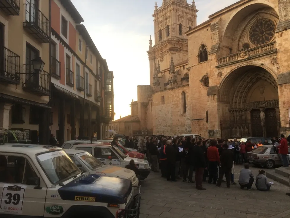 Foto 10 - Los veh&iacute;culos cl&aacute;sicos toman Numancia y El Burgo