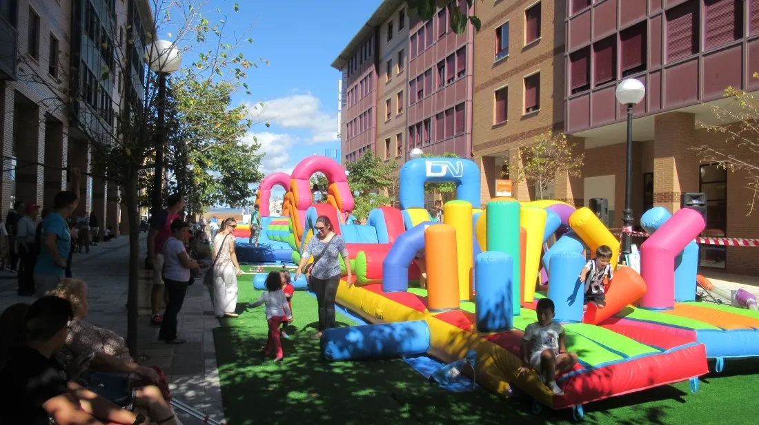 Juegos infantiles en la capital. SGC