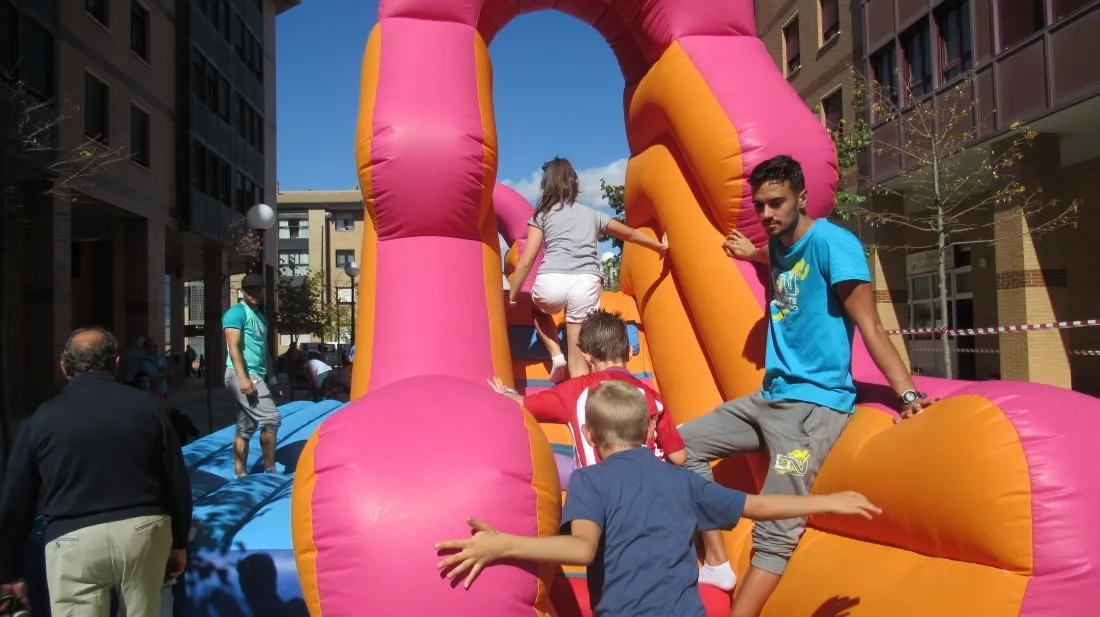 Juegos infantiles en la capital. SGC